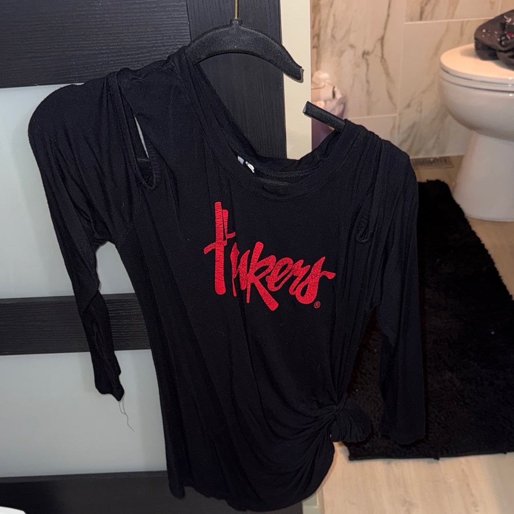 Black 'Tukers' Graphic Long-Sleeve Women's Top